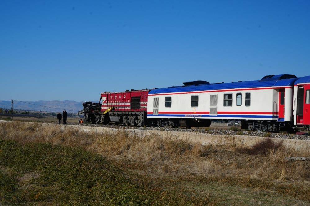 Yolcu treni beton mikserine çarptı! Makinist öldü, 2 yaralı var 3